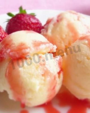 Домашнее мороженое без сливок с клубничным соусом