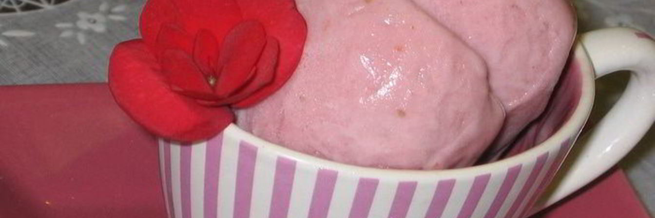 Клубничное мороженое на сгущенном молоке