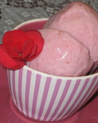 Клубничное мороженое на сгущенном молоке