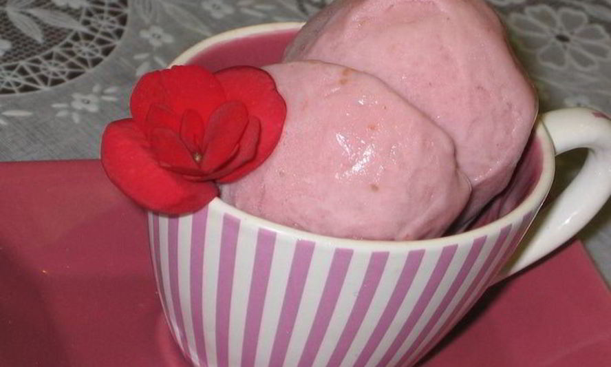 Рецепт клубничного мороженого на сгущенном молоке