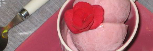 клубничное мороженое на сгущенном молоке