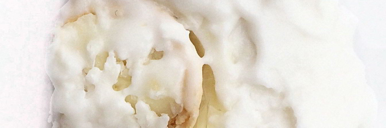 Кокосовое мороженое с миндалем, кокосовой стружкой и конфетами Raffaello