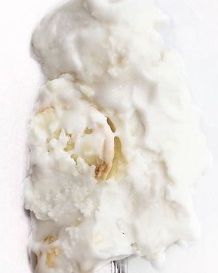 Кокосовое мороженое с миндалем, кокосовой стружкой и конфетами Raffaello