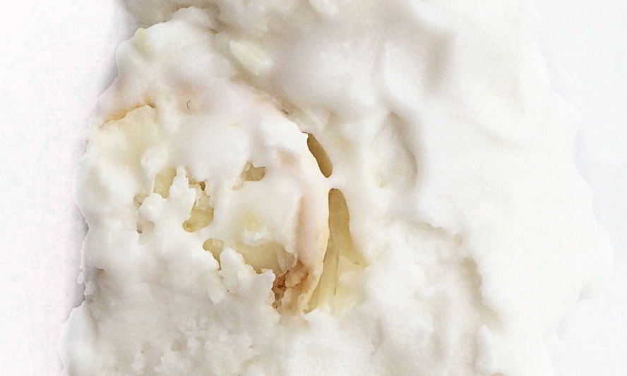 Рецепт кокосового мороженого с миндалем, кокосовой стружкой и конфетами raffaello