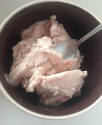 Молочное мороженое с клубникой и медом