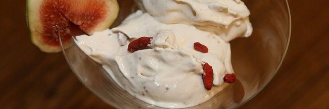 Мороженое с инжиром и ягодами годжи