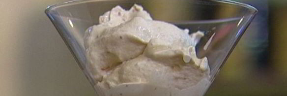 мороженое с инжиром и ягодами годжи