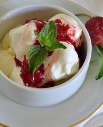 Мороженое с клубникой и малиной