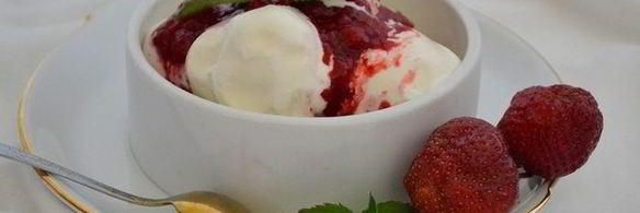 мороженое с клубникой и малиной