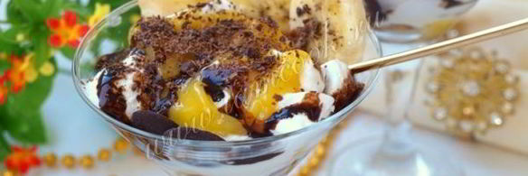 мороженое с лимонным курдом, шоколадом и бананом