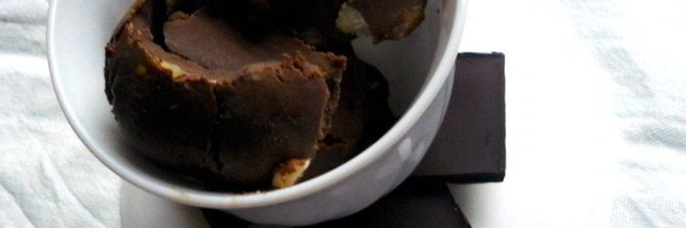 Мятное мороженое с грецкими орехами и белым шоколадом