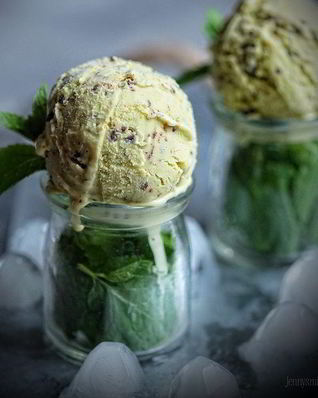 Мятное мороженое с темным шоколадом