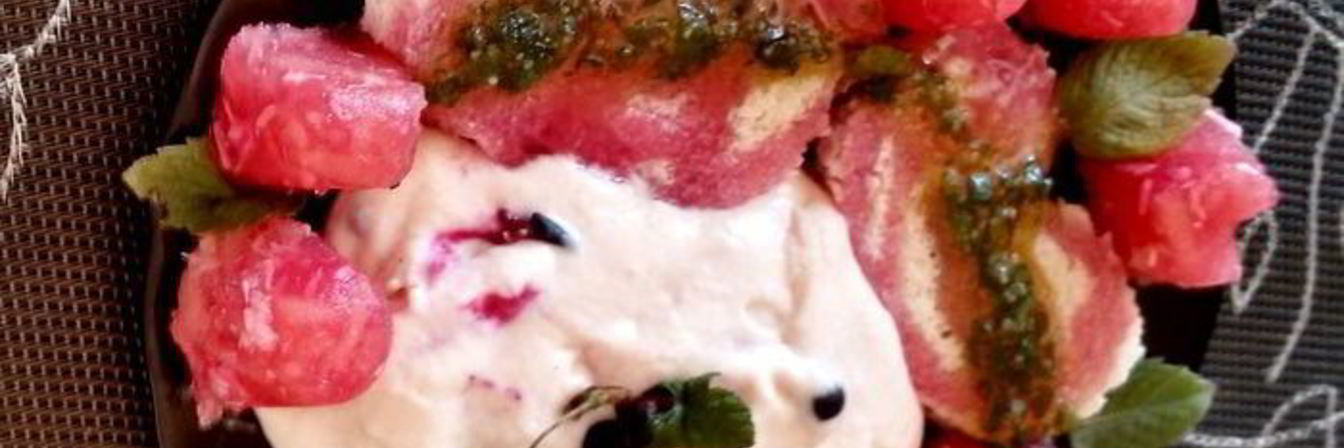 Пюре-мороженое с желе из хрена и яблок под медово-мятным соусом