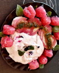 Пюре-мороженое с желе из хрена и яблок под медово-мятным соусом