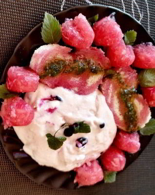 Пюре-мороженое с желе из хрена и яблок под медово-мятным соусом