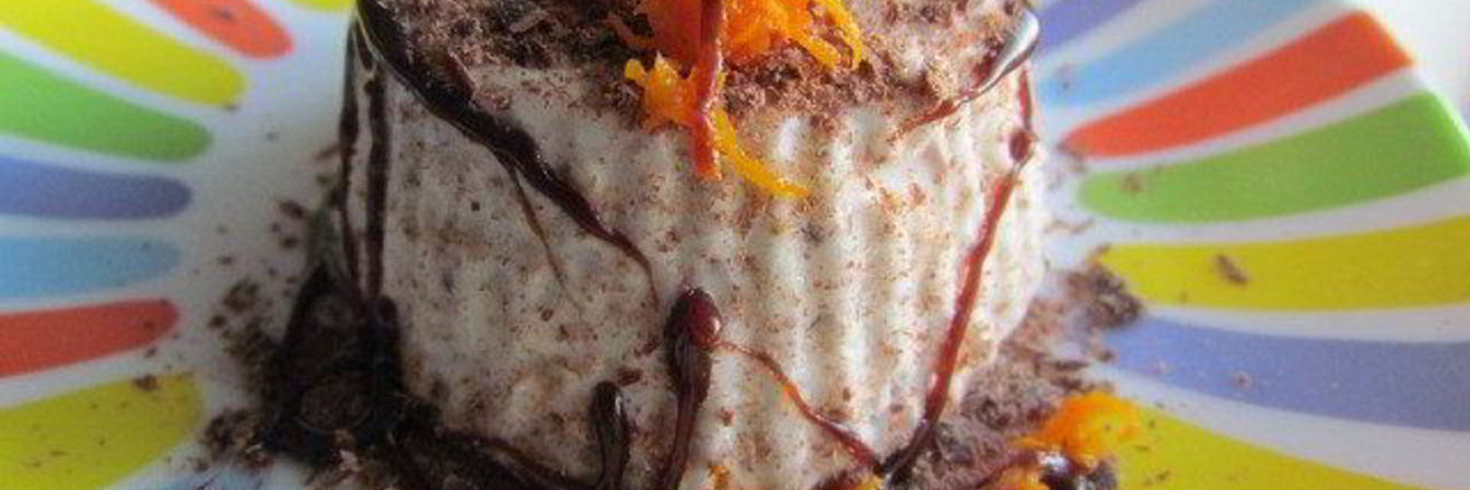 Школадно-апельсиновое мороженое с теплым шоколадным соусом