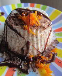 Школадно-апельсиновое мороженое с теплым шоколадным соусом