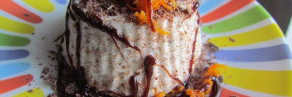 школадно-апельсиновое мороженое с теплым шоколадным соусом