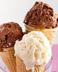Шоколадное и ванильное сливочное мороженое
