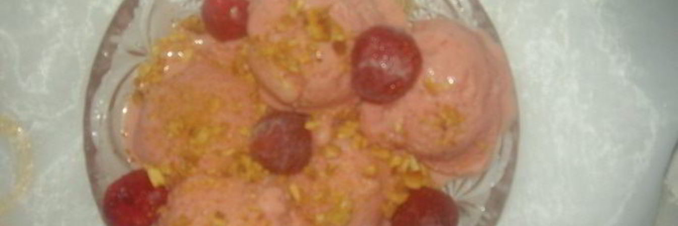 Сливочно-клубничное мороженое