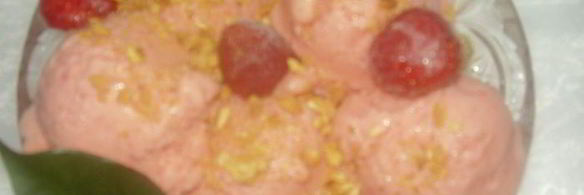 сливочно-клубничное мороженое