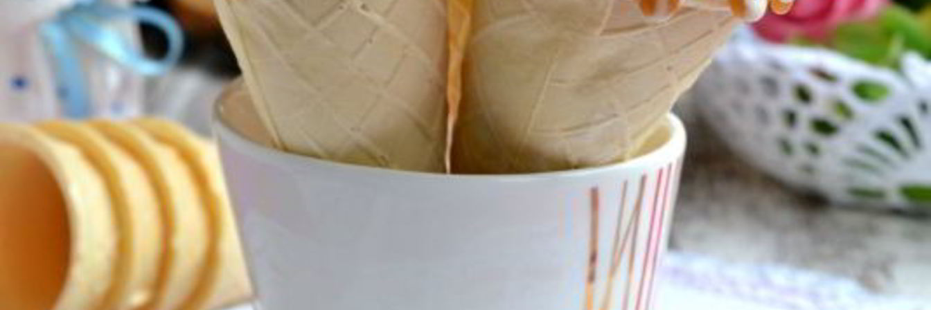 Сливочное мороженое с кусочками шоколада и карамельным соусом