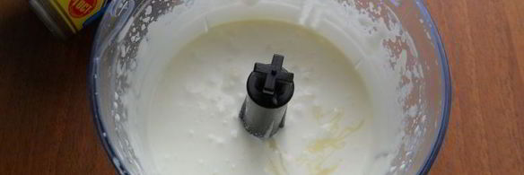 сливочное мороженое с кусочками шоколада и карамельным соусом