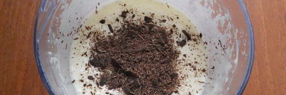 сливочное мороженое с кусочками шоколада и карамельным соусом