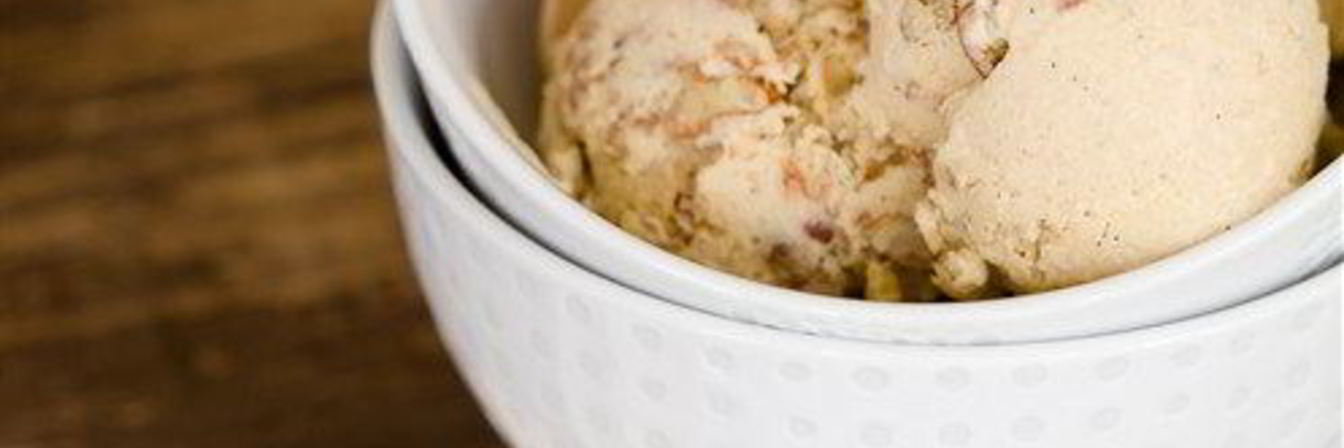 Сливочное мороженое с жареным пеканом