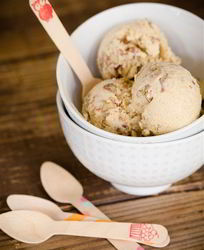 Сливочное мороженое с жареным пеканом