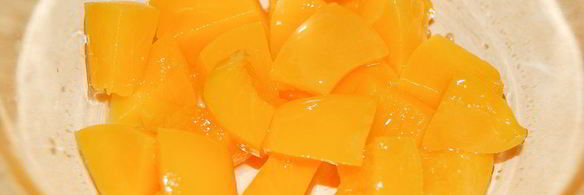 торт-мороженое с консервированными персиками