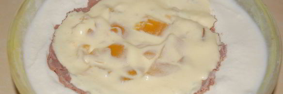 торт-мороженое с консервированными персиками