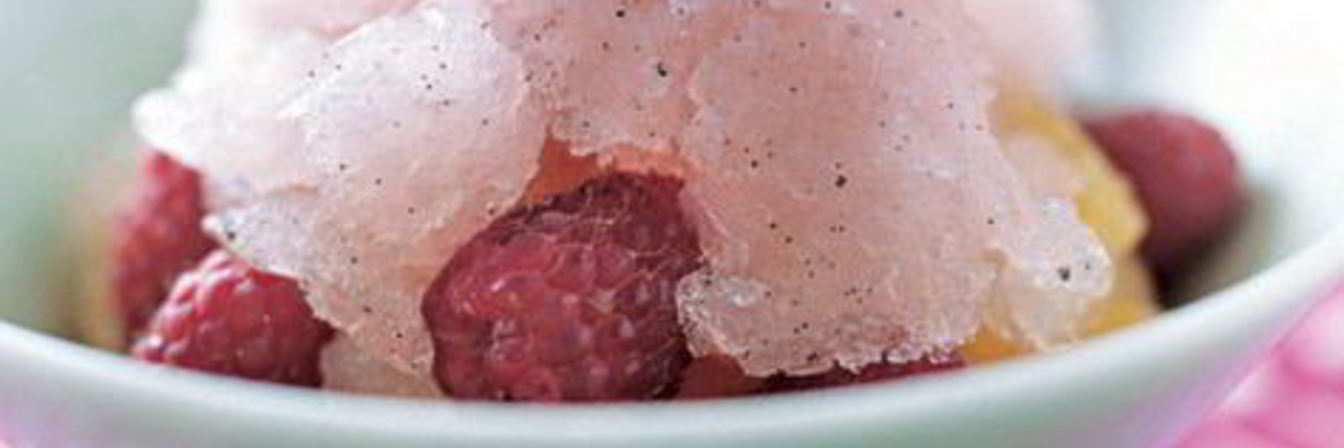 Ванильно-грейпфрутовое мороженое гранита со свежими ягодами