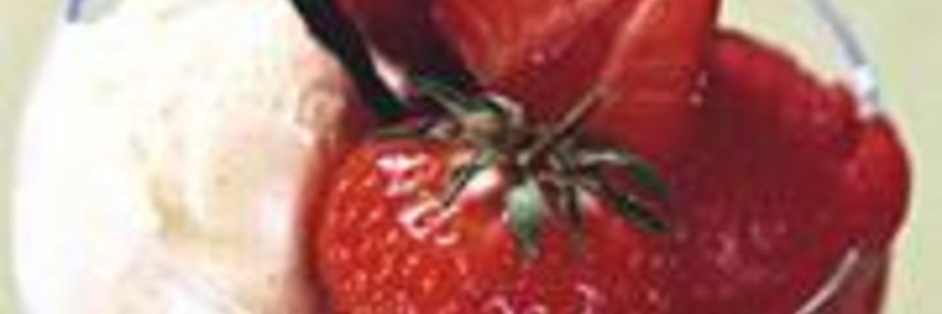 Ванильное мороженое с клубничным шербетом