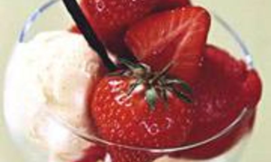 Рецепт ванильного мороженого с клубничным шербетом