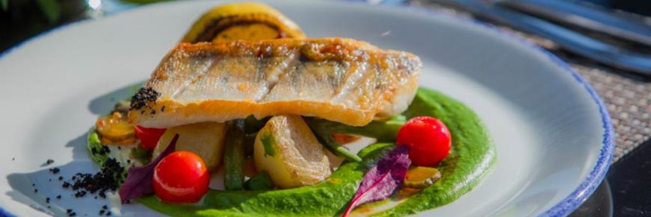 Филе судака с муссом из зеленого горошка и сезонными овощами