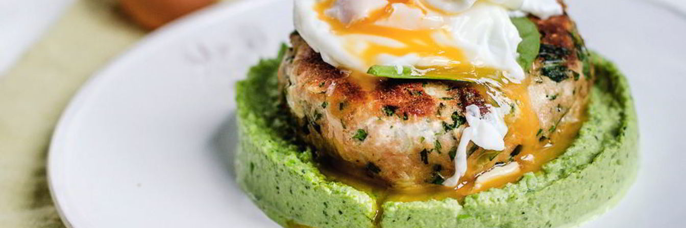 Фишкейк из лосося с яйцом-пашот и муссом из зеленого горошка