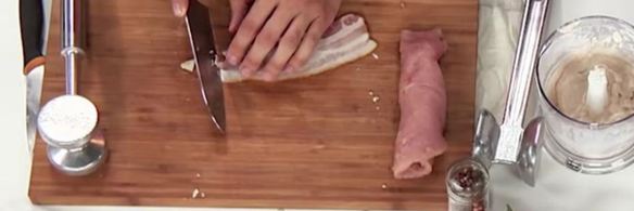 индейка, фаршированная муссом из цыпленка, под винным соусом