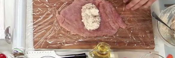 индейка, фаршированная муссом из цыпленка, под винным соусом