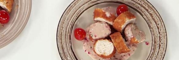 индейка, фаршированная муссом из цыпленка, под винным соусом