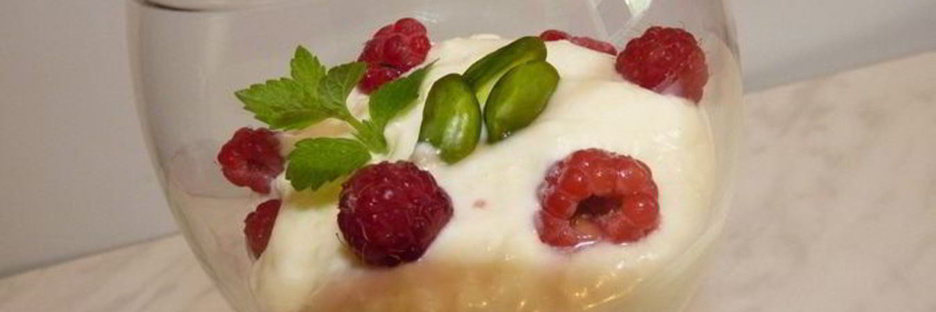 Мусс из белого шоколада с малиной