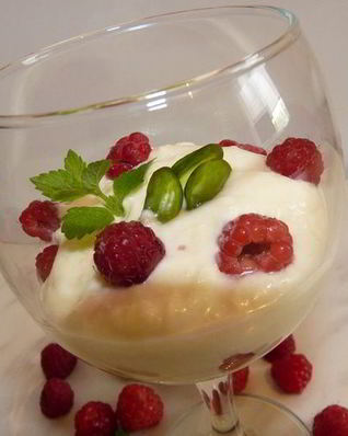 Мусс из белого шоколада с малиной