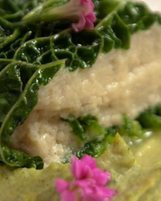 Мусс из белой рыбы на пюре из брокколи