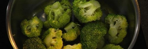 мусс из белой рыбы на пюре из брокколи