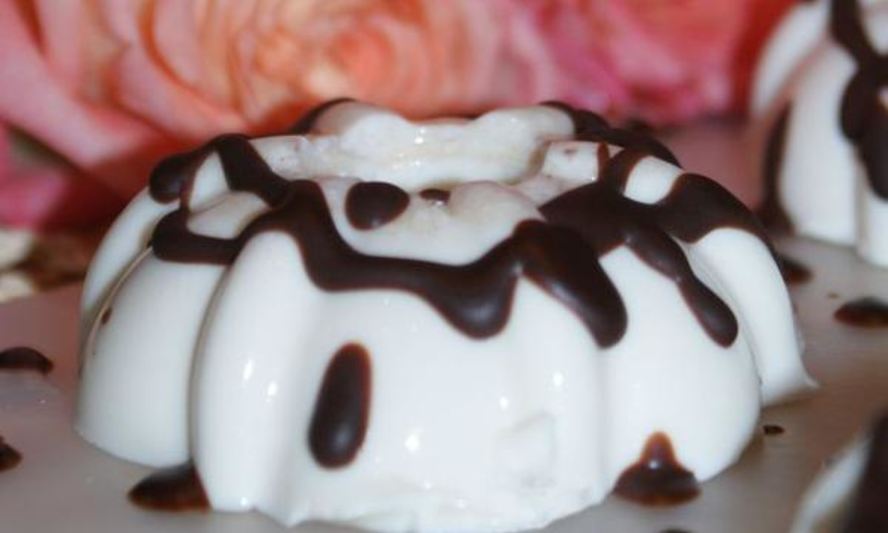 Рецепт мусса молочного с шоколадным соусом