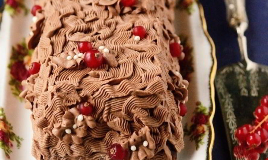 Рецепт рождественского полена с шоколадным муссом и ягодами