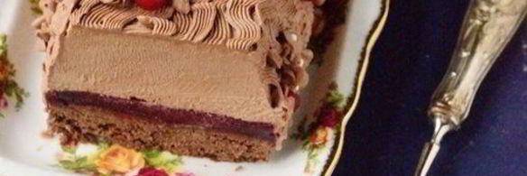 рождественское полено с шоколадным муссом и ягодами