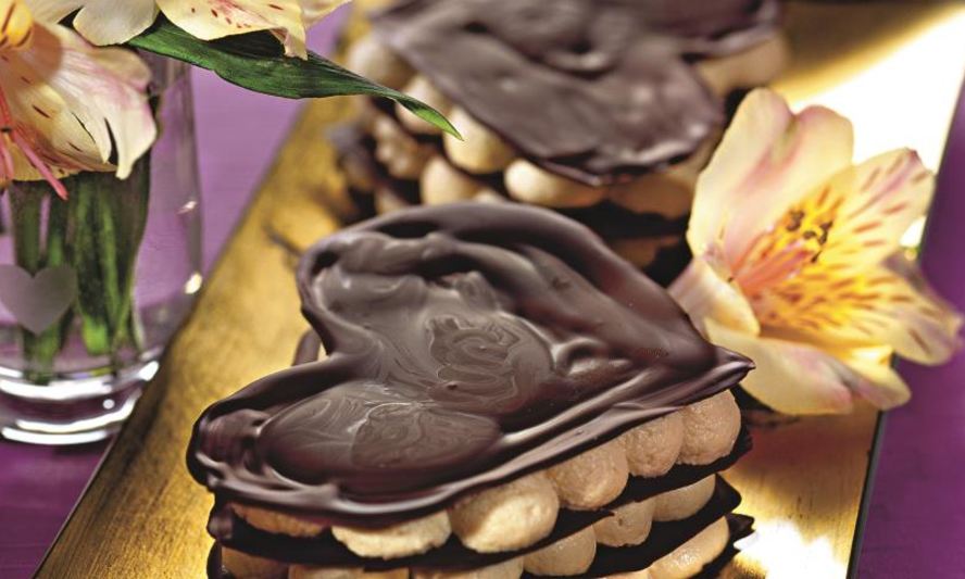 Рецепт шоколадных сердечек со сливочным муссом