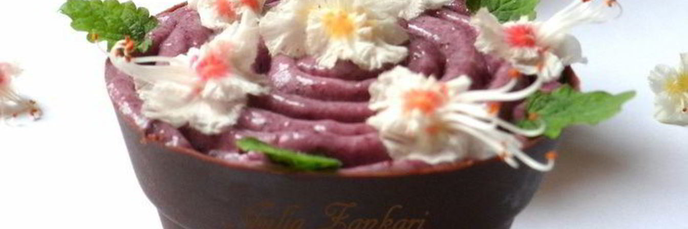 Шоколадные стаканчики с черничным муссом и бисквитом