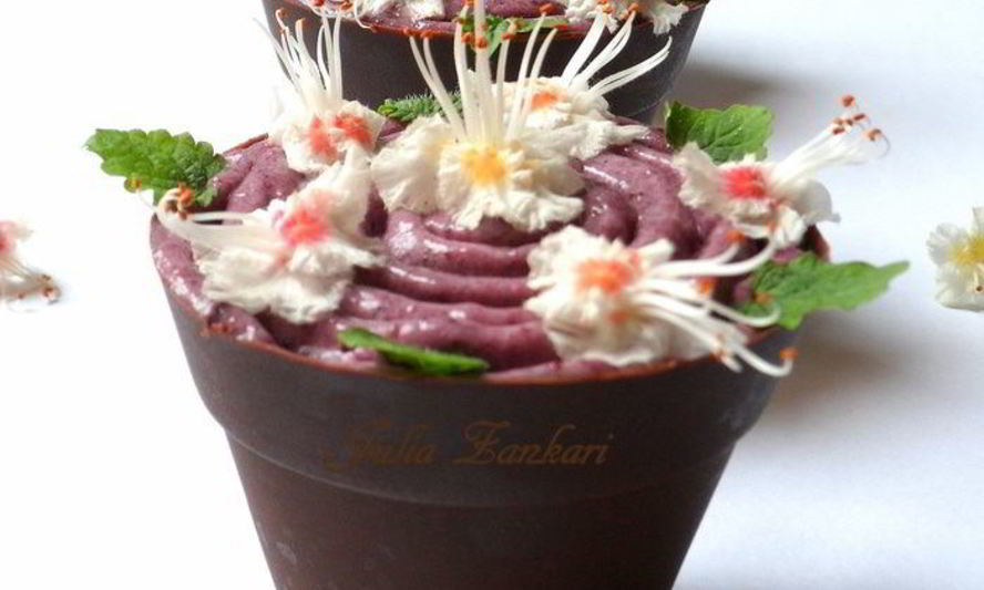 Рецепт шоколадных стаканчиков с черничным муссом и бисквитом